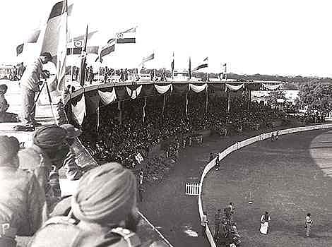 (Photo Courtesy: <a href="http://www.merepix.com/2013/01/india-first-republic-day-celebrations-jan-26-1950-photos.html">Mere Pix</a>)&nbsp;