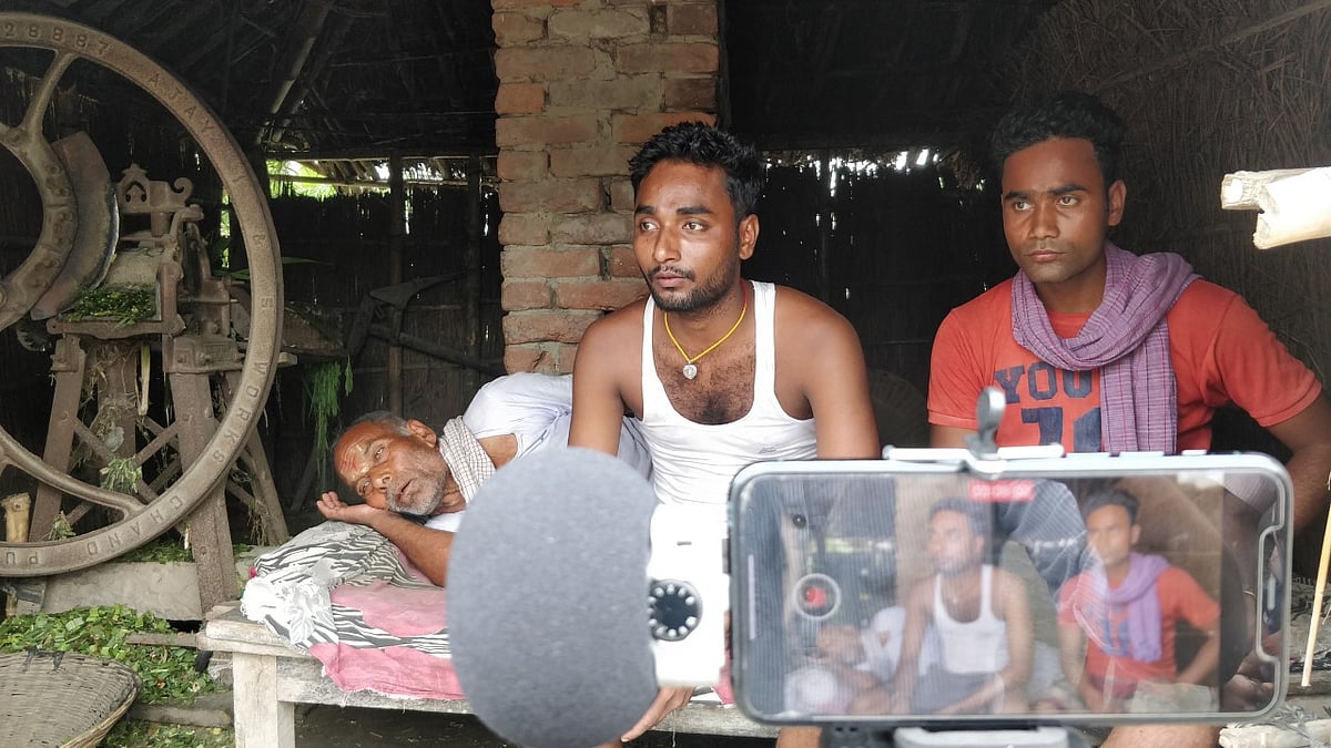 Brothers Raj (in vest) and Rajan Kumar from Ganauli, Bihar. (Photograph: Abner Manzar)&nbsp;