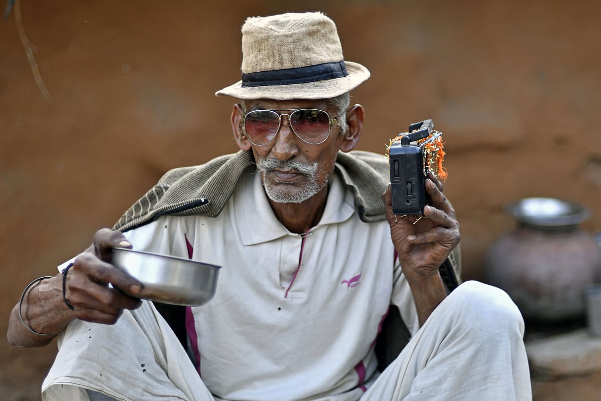 A man listens to the radio in Kraska village, Rajasthan, on April 16, 2018. (Photographer: Anindito Mukherjee/Bloomberg)