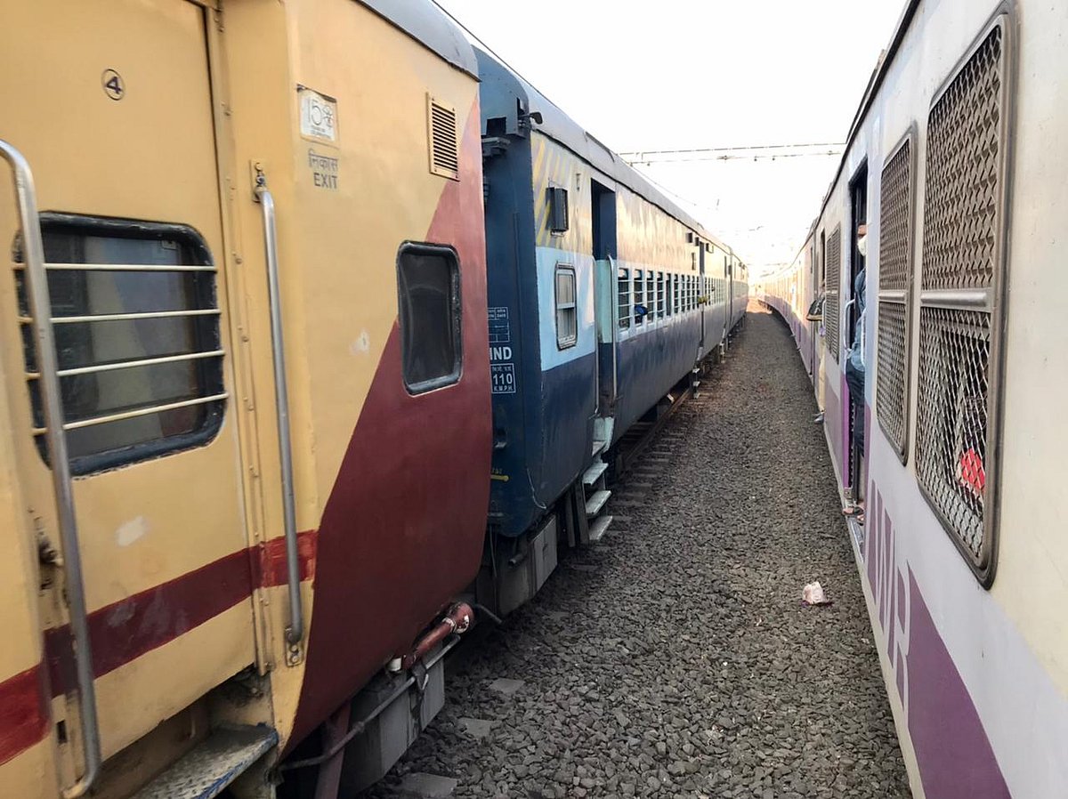 Trains running on track (Photo : BloombergQuint)