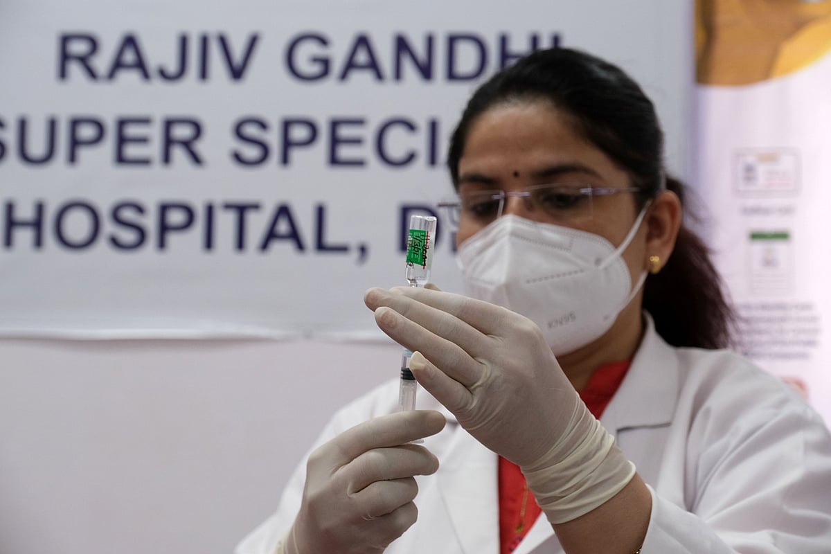 A health worker administers the Covishield vaccine, to senior citizens at Rajiv Gandhi Super Speciality Hospital in New Delhi, on March 1, 2021. (Photographer: T. Narayan/Bloomberg)