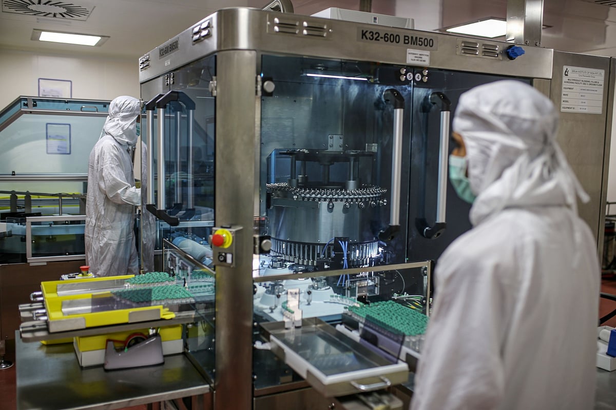 Employees monitor the production of Covishield, at the Serum Institute of India plant in Pune, on Jan. 22, 2021. (Photographer: Dhiraj Singh/Bloomberg)