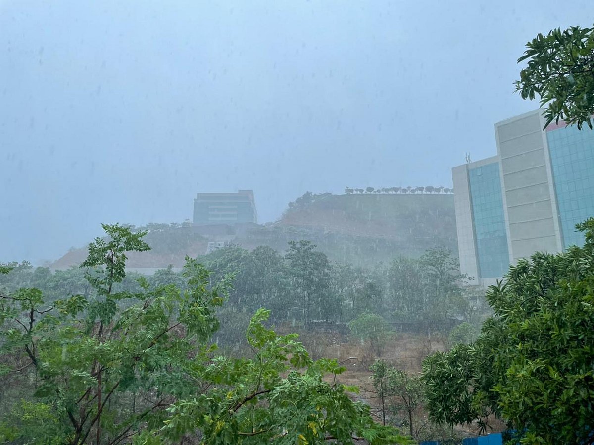 <div class="paragraphs"><p>Heavy rains and strong winds lash Goregaon in Mumbai. (Source: BloombergQuint) </p></div>