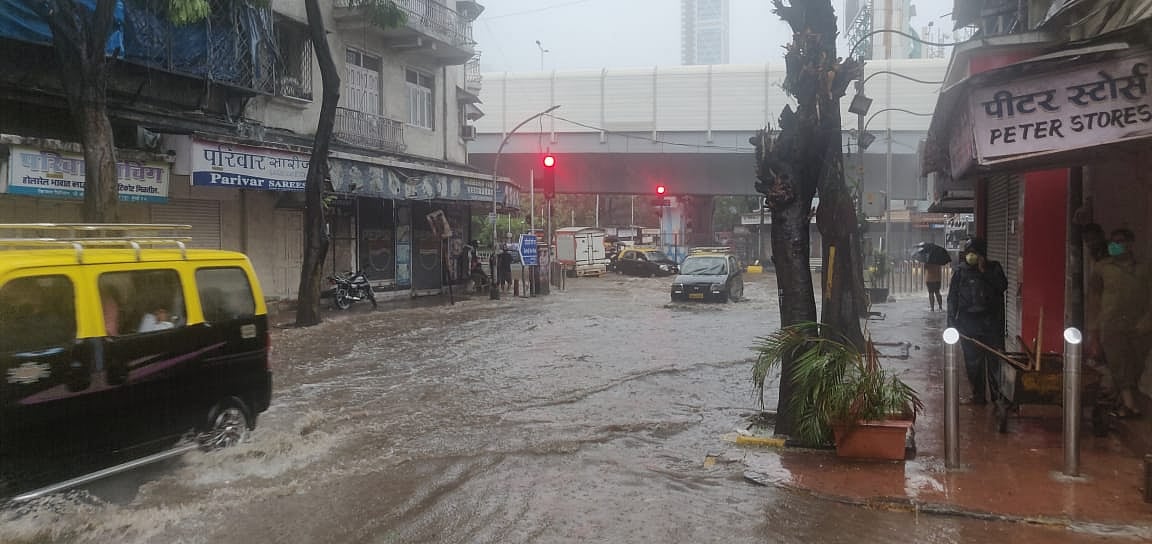 <div class="paragraphs"><p>Water logging in Dadar area of Mumbai. (Source: BloombergQuint)</p></div>