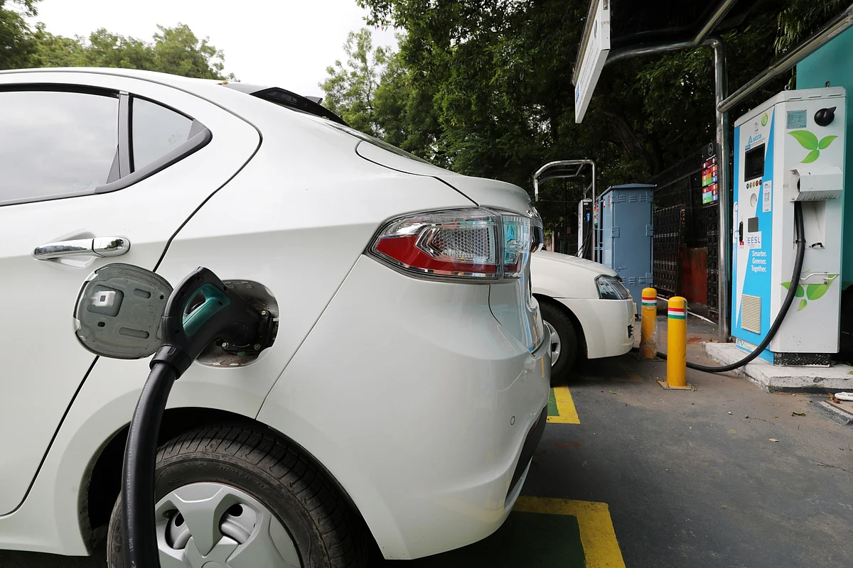 An electric vehicle is connected at a charging station operated by Energy Efficiency Services Ltd. in New Delhi. Photographer T. Narayan/Bloomberg