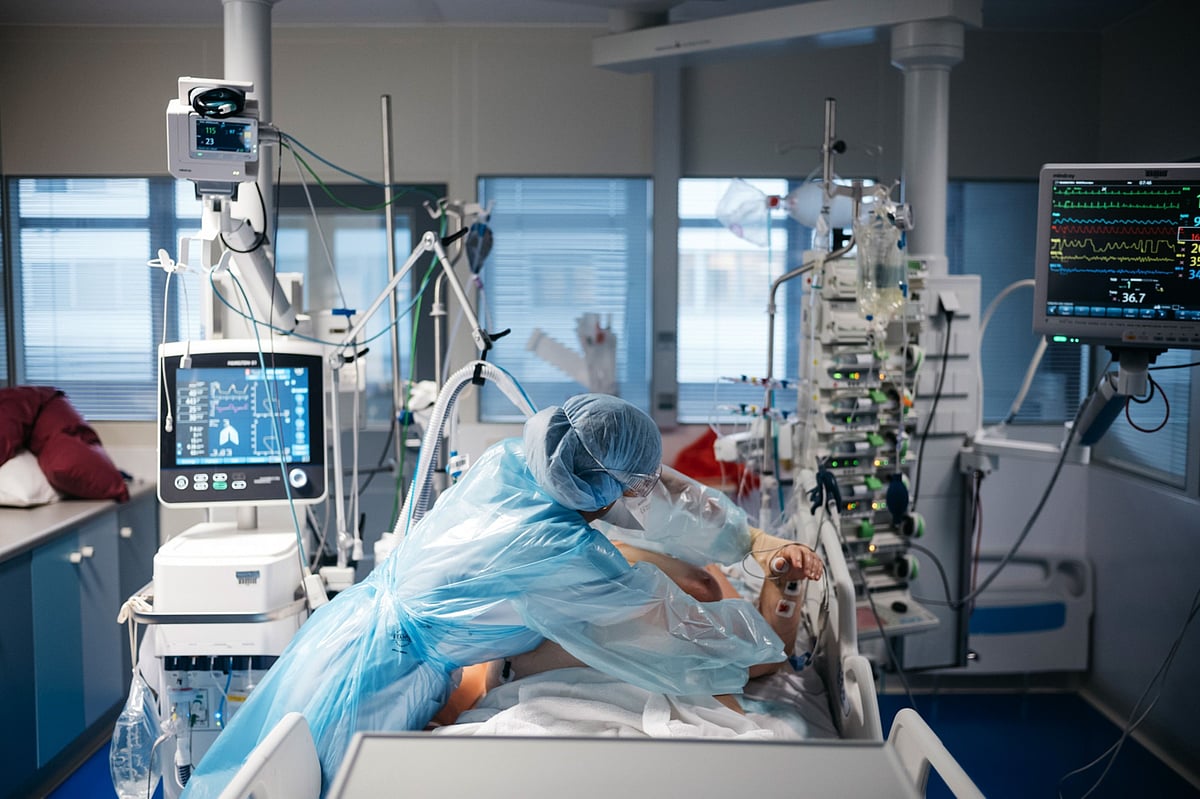 <div class="paragraphs"><p>A healthcare worker provides care for a patient in the intensive care unit. (Photographer: Jeremy Suyker/Bloomberg)</p></div>
