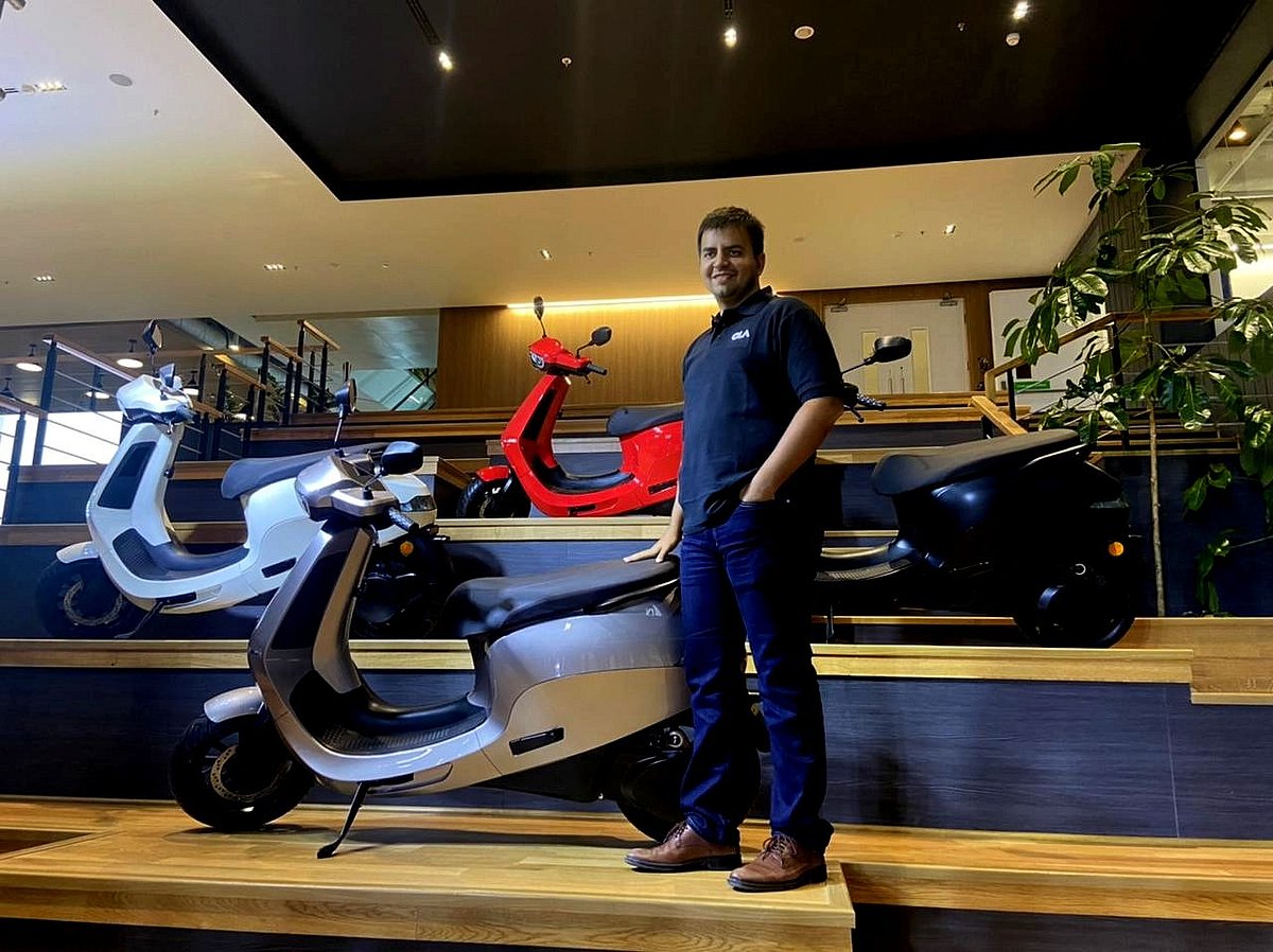 <div class="paragraphs"><p>Bhavish Aggarwal, CEO of Ola Group, poses with the company's electric scooter for a photograph. (Photo: BloombergQuint)</p></div>