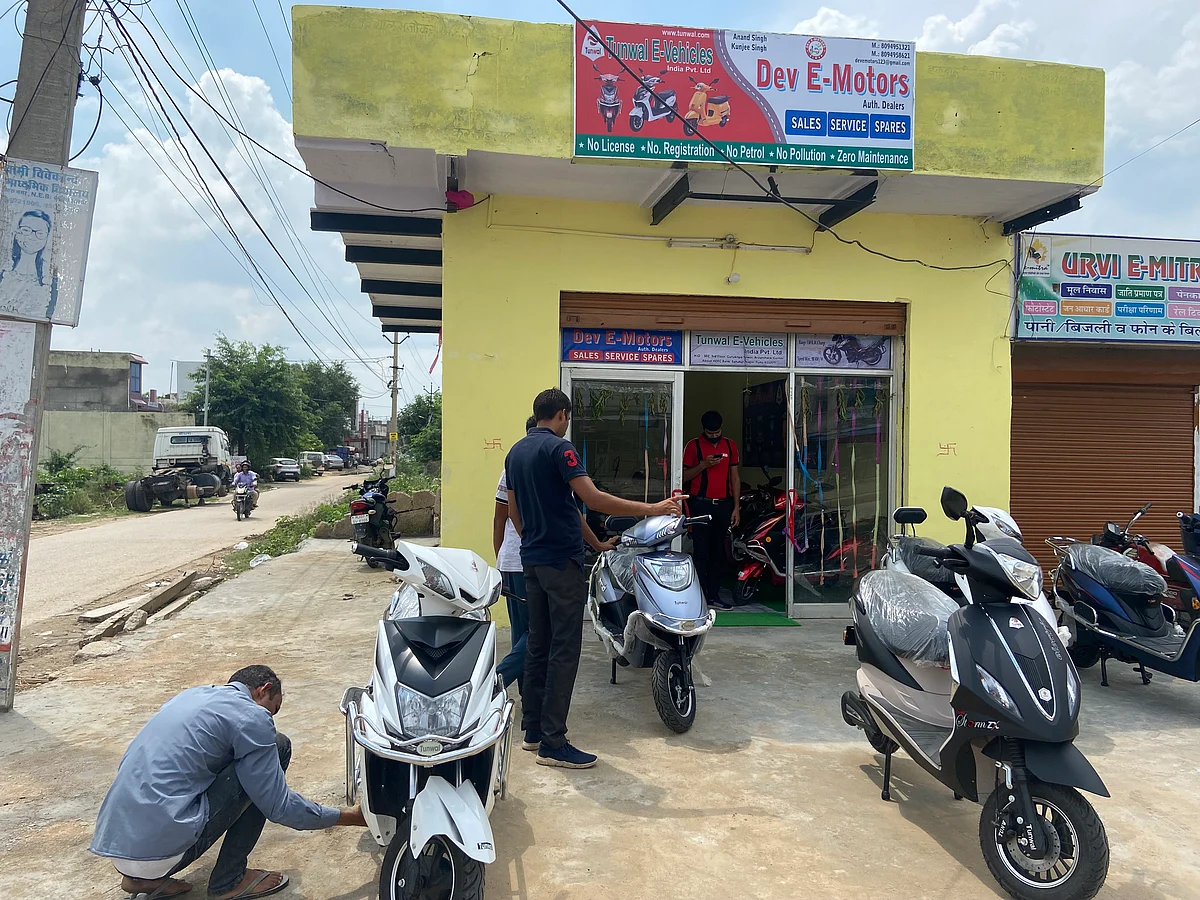 <div class="paragraphs"><p>Customer inquiring about an electric vehicle at a dealership in Alwar (Photographer: Nishant Sharma/BloombergQuint)</p></div>