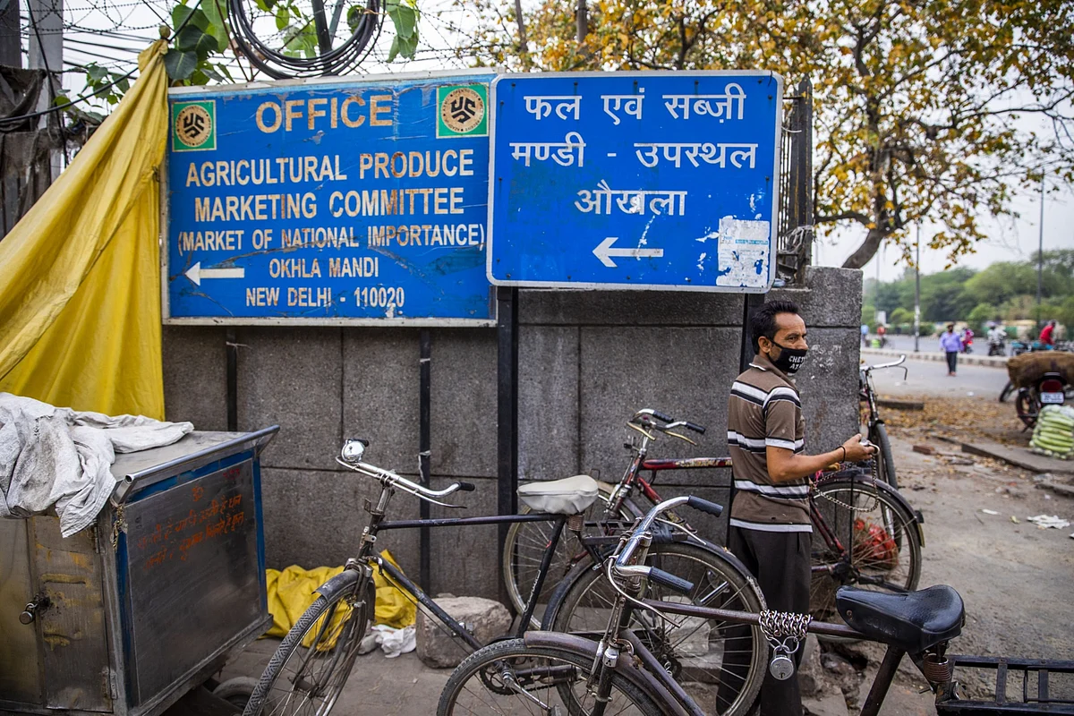 <div class="paragraphs"><p>Signage is displayed outside the Okhla APMC wholesale market, in New Delhi, on April 15, 2020. (Photographer: Prashanth Vishwanathan/Bloomberg)</p></div>