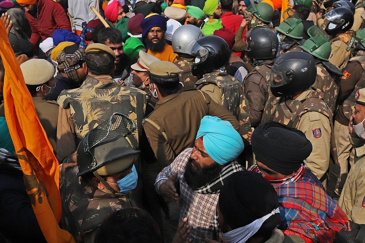 <div class="paragraphs"><p>Police confront protesting farmers  at the Inner Ring Road in New Delhi, on Jan. 26, 2021. (Photographer: Anindito Mukherjee/Bloomberg)</p></div>