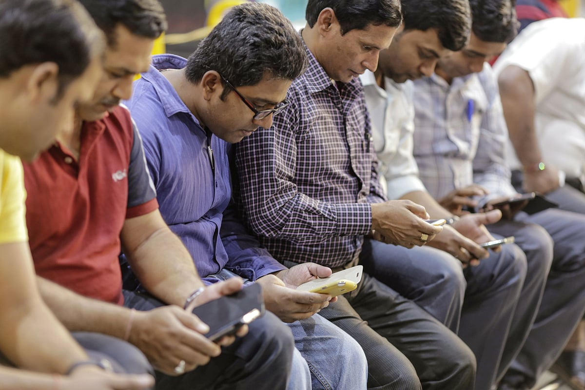 <div class="paragraphs"><p>Passengers use smartphones at the Mumbai Central railway station. (Photographer: Dhiraj Singh/Bloomberg)<br></p></div>