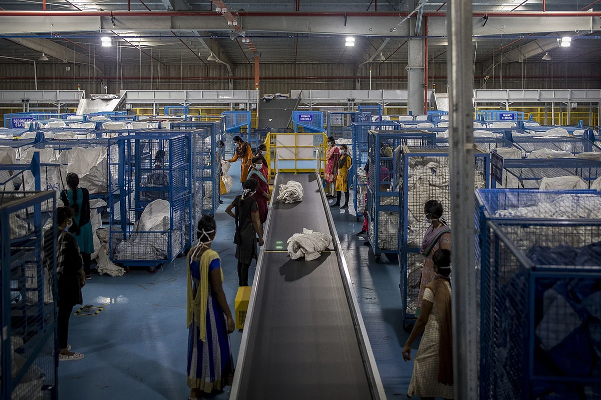 <div class="paragraphs"><p>A so-called pink shift, consisting of just women, at a Flipkart Internet Pvt. warehouse in Koduvalli, Thiruvallur, in the outskirts of Chennai, India, on Sept. 22, 2021. (Photographer: Anindito Mukherjee/Bloomberg)</p></div>