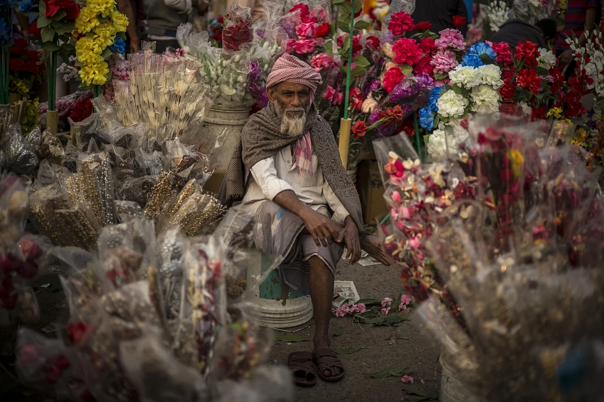 <div class="paragraphs"><p>A florist waits for customers at a wholesale flower market set up daily along a highway during Diwali in Ghazipur, Uttar Pradesh, on Nov. 4, 2021. (Photographer: Anindit Mukherjee/Bloomberg)</p></div>