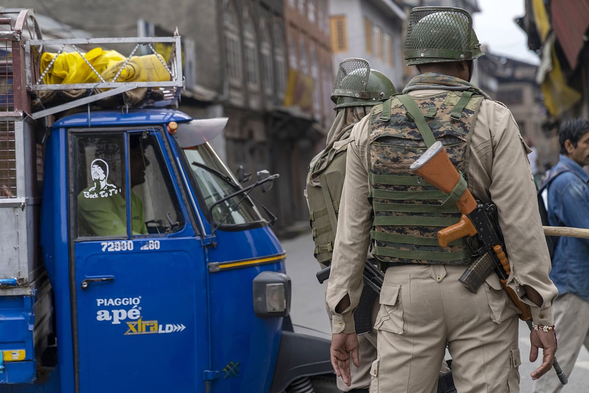 <div class="paragraphs"><p>Members of the Indian security forces stand guard in Srinagar, on Aug. 30, 2019. (Photographer: Sumit Dayal/Bloomberg)</p></div>
