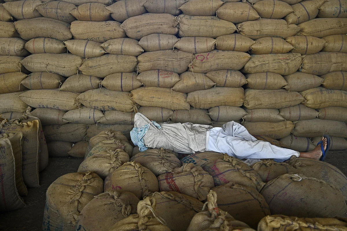 <div class="paragraphs"><p>A man rests on sacks of grain at a wholesale grain market in Rewari, Haryana. (Photographer: Anindito Mukherjee/Bloomberg)</p></div><div class="paragraphs"><p><br></p></div>