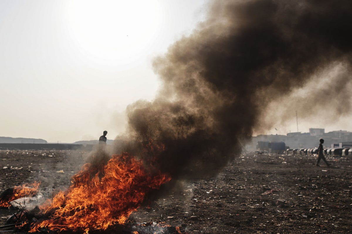 <div class="paragraphs"><p>Smoke billows from waste burning near Deonar landfill. (Photographer: Dhiraj Singh/Bloomberg)<br></p></div>