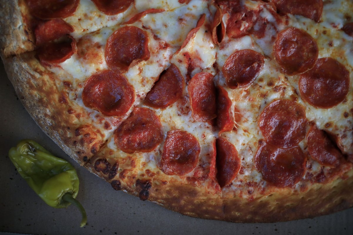 <div class="paragraphs"><p>A Papa John's International Inc. pepperoni pizza. [Photographer: Luke Sharrett/Bloomberg]</p></div>