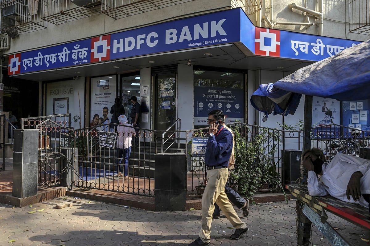 <div class="paragraphs"><p>Pedestrian walk past an HDFC Bank Ltd. branch in Mumbai, India.[Photographer: Dhiraj Singh/Bloomberg]</p></div>