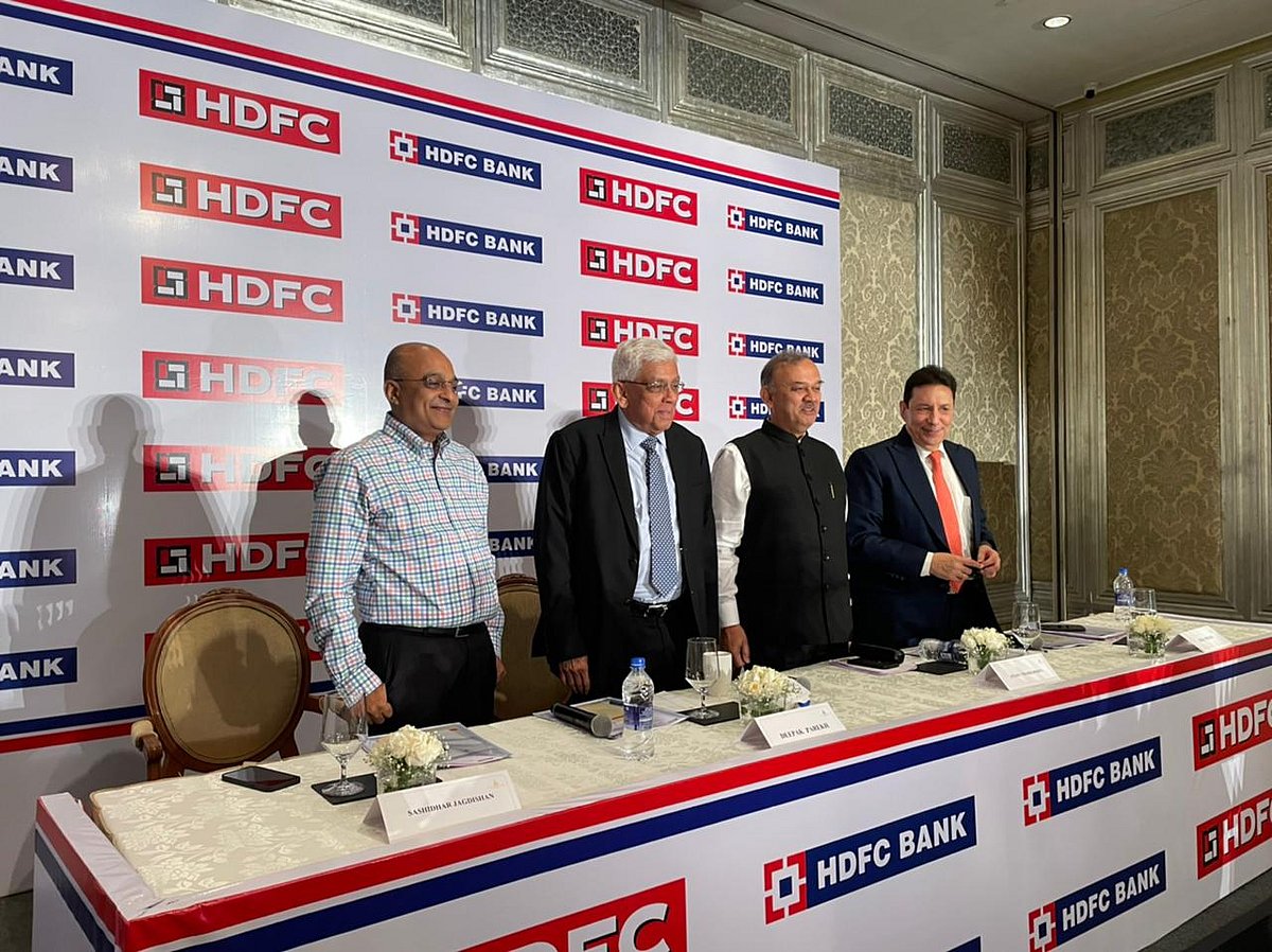 <div class="paragraphs"><p>Sashi Jagdishan, CEO &amp; MD, HDFC Bank (left to right),&nbsp;Deepak Parekh, Chairman, HDFC,&nbsp;Atanu Chakraborty, Chairman, HDFC Bank,&nbsp;Keki M. Mistry, Vice-Chairman &amp; CEO of HDFC at a media briefing on Apr. 4, 2022 to announce the HDFC - HDFC Bank merger. (Photo: BloombergQuint)</p></div>