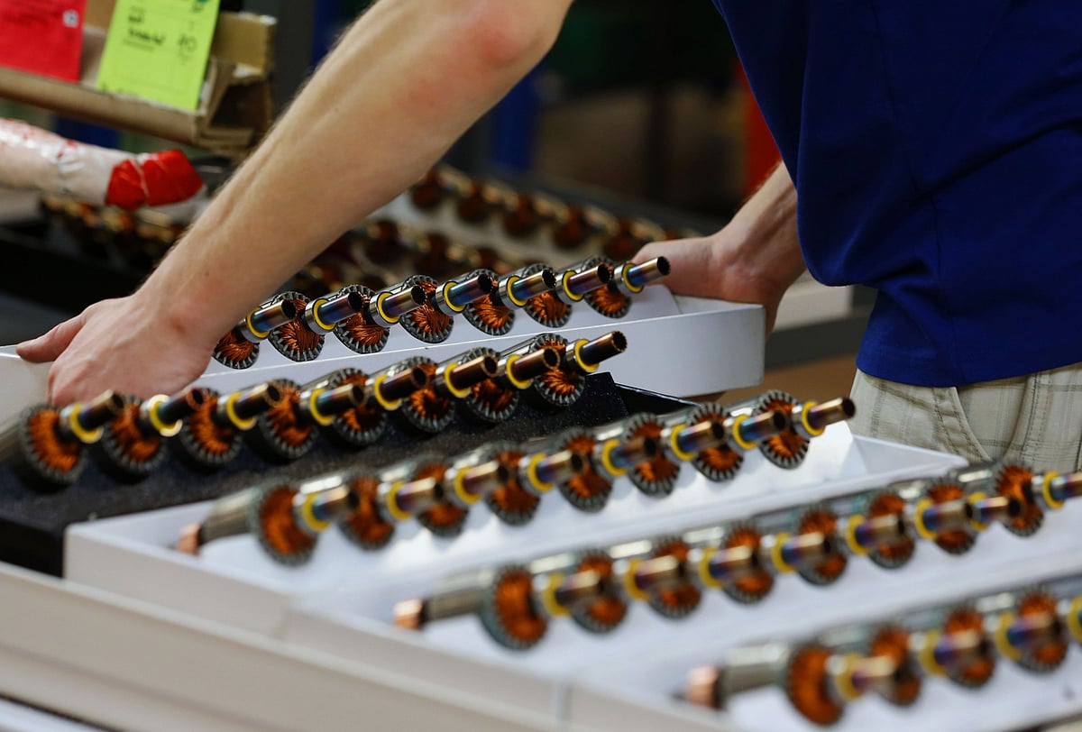 <div class="paragraphs"><p>A worker moves finished electric motors.&nbsp;(Photographer: George Frey/Bloomberg)</p></div>