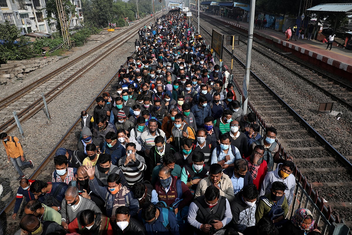 <div class="paragraphs"><p>Commuters leave a platform after disembarking from a suburban train in Kolkata, India (Source: REUTERS/Rupak De Chowdhuri/File Photo)</p></div><div class="paragraphs"><p><br></p></div>