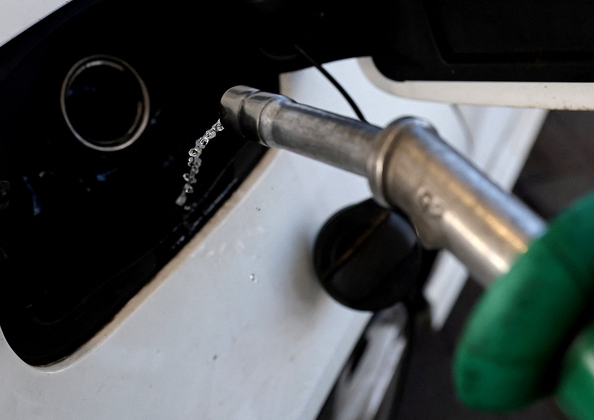 <div class="paragraphs"><p>A car is filled with petrol at a filling station. (Source: Reuters/Carl Recine)</p></div>
