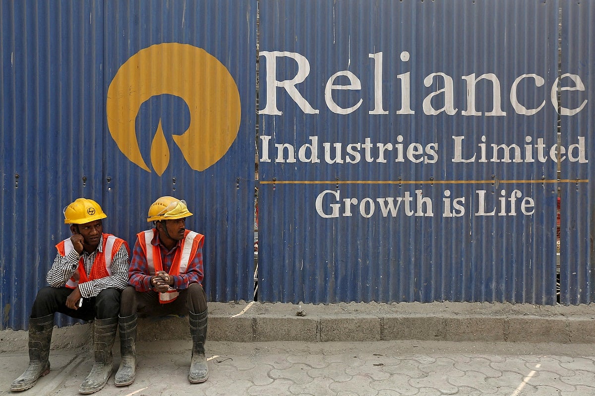 <div class="paragraphs"><p>Labourers rest in front of an ad of Reliance Industries. (Photo: Shailesh Andrade/Reuters)</p></div>