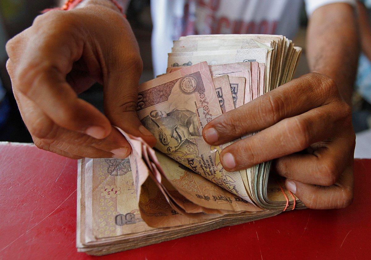 <div class="paragraphs"><p>A person counts rupee notes. (Photo: Amit Dave/Reuters)</p></div>