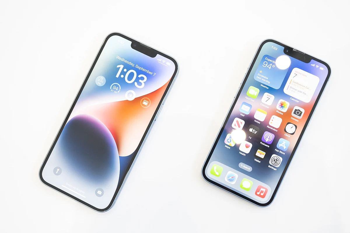 The iPhone 14 Plus (left) and iPhone 14.Photographer: Nic Coury/Bloomberg
