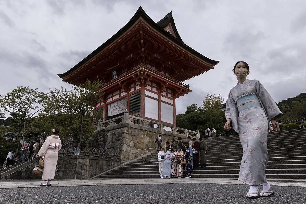 Tourists dressed in traditional Japanese outfits walk in front of the Kiyomizu Temple, in Kyoto on Oct. 8.Photographer: Buddhika Weerasinghe/Getty Images
