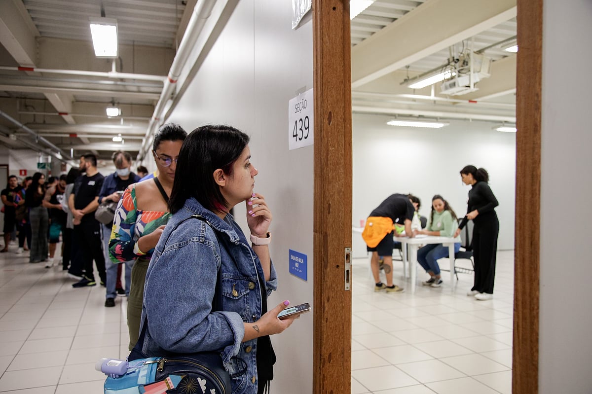 Voters wait in line to cast ballots at a polling station during the first round of presidential elections in Sao Paulo on Oct. 2.Photographer: Tuane Fernandes/Bloomberg