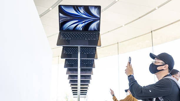 Watch: Apple Inc. is working on adding touch screens to its Mac computers. Source: Bloomberg