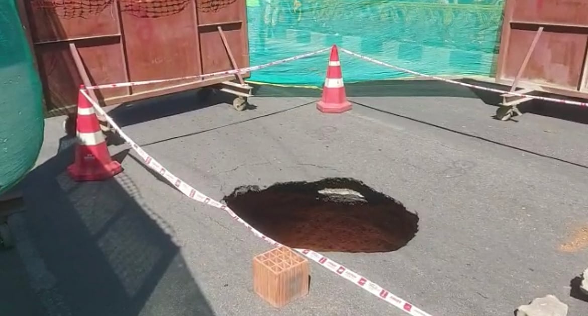 <div class="paragraphs"><p>The sinkhole. (Source: Pratiba Raman) </p></div>