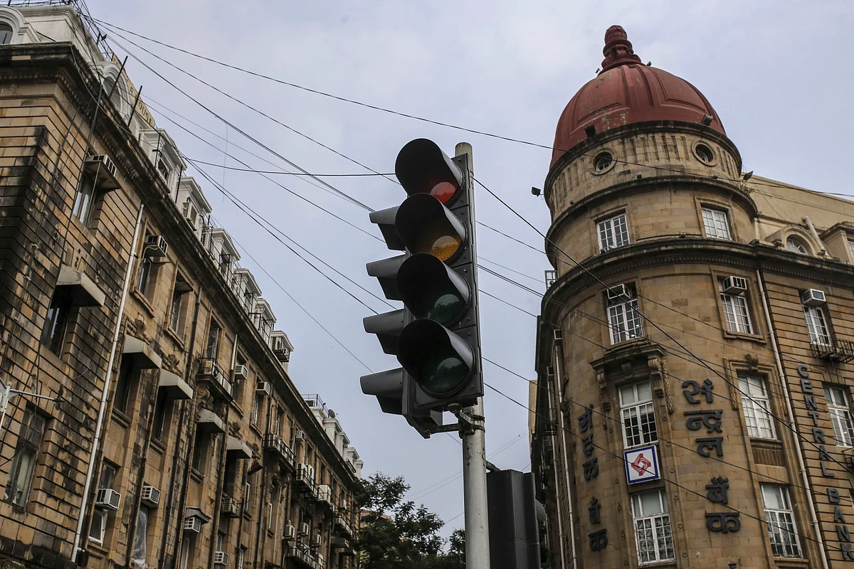 An out of service traffic signal due to a power outage in Mumbai in Oct. 2020.Photographer: Dhiraj Singh/Bloomberg