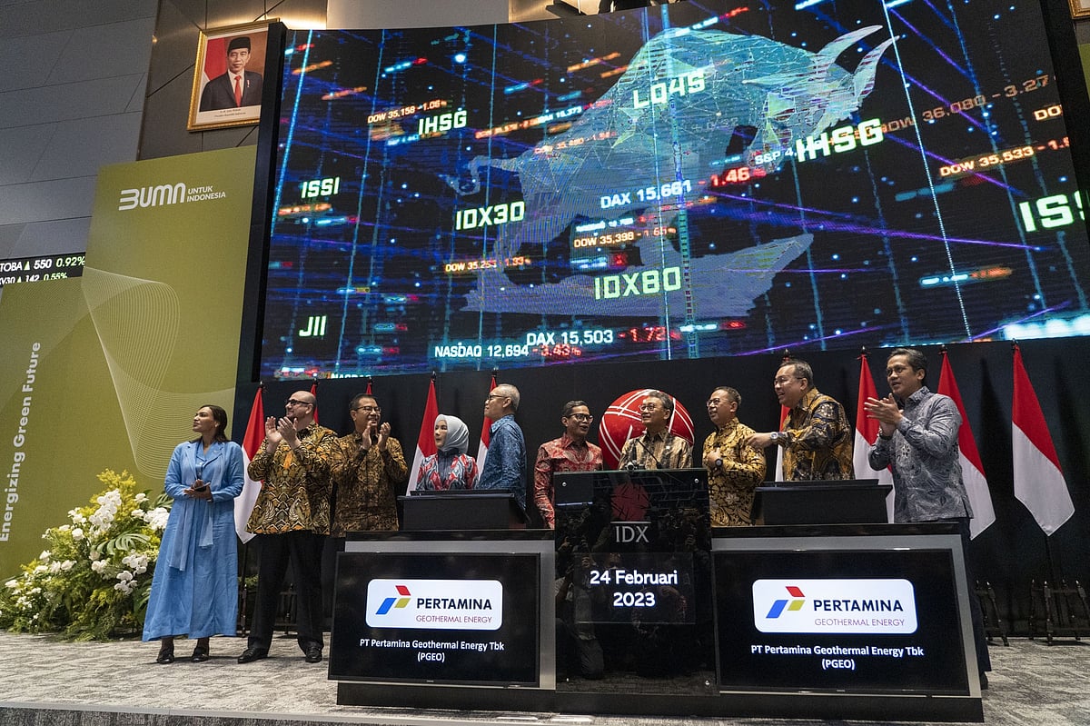 Executives of PT Pertamina Geothermal Energy at the start of listing ceremony.Photographer: Rony Zakaria/Bloomberg