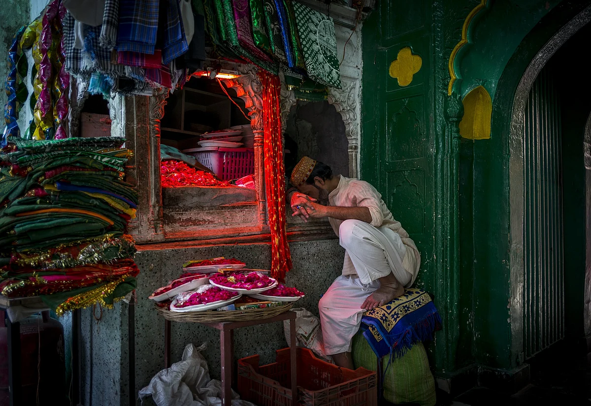 A florist rests on a hot summer afternoon in New Delhi in April 2022. Photographer: Anindito Mukherjee/Bloomberg
