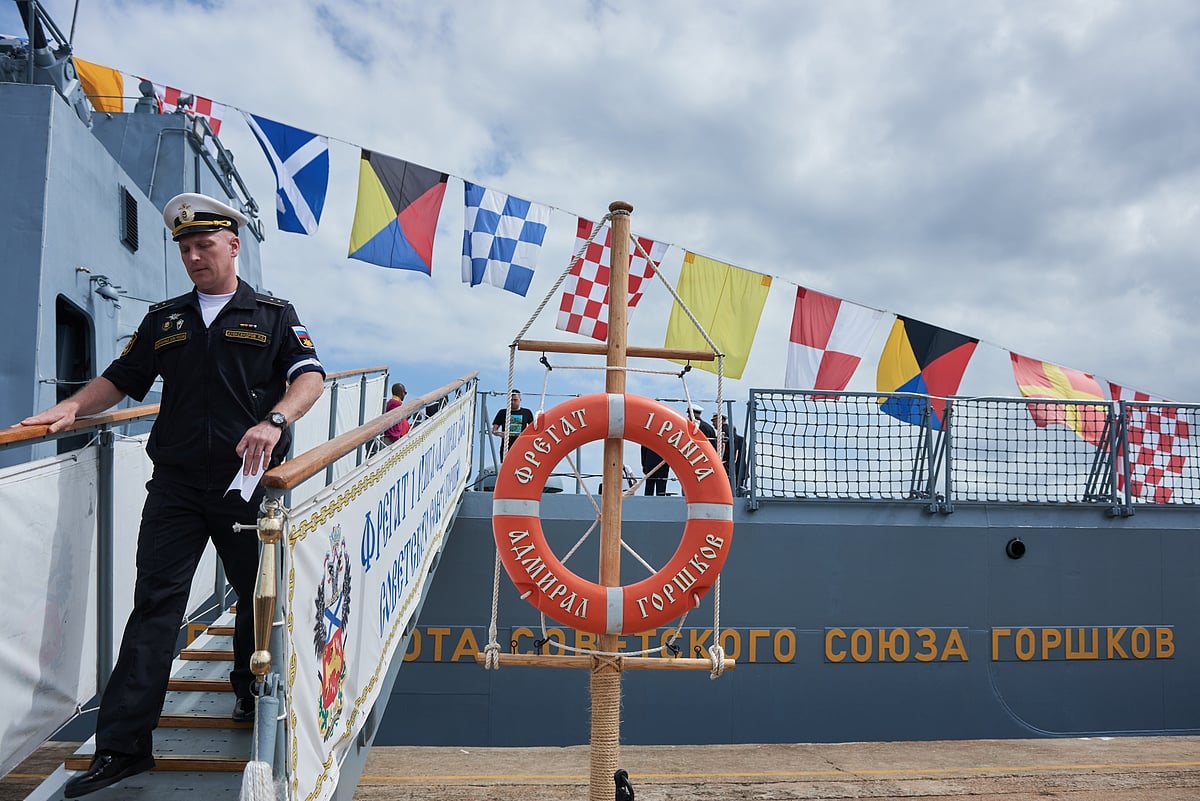 A member of the Russian navy disembarks the Russian frigate Admiral Gorshkov in South Africa on Feb. 22.Photographer: Waldo Swiegers/Bloomberg