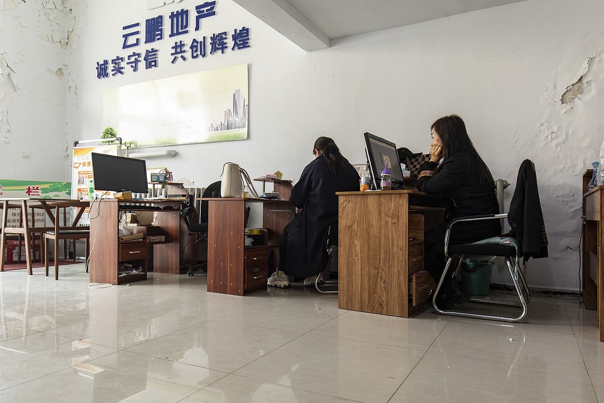 Sales staff at a real estate office.Photographer: Qilai Shen/Bloomberg