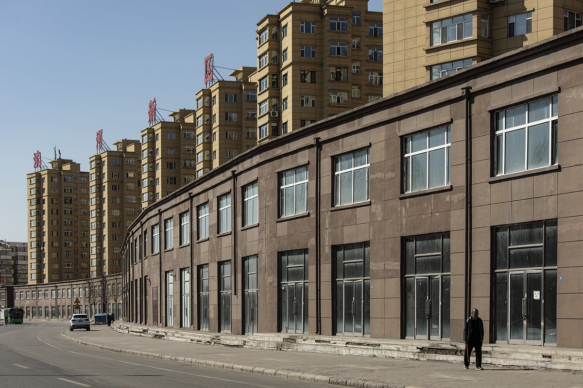 A line of empty shops in Hegang in March. The heavily indebted city was forced to undergo unprecedented financial restructuring.Photographer: Qilai Shen/Bloomberg