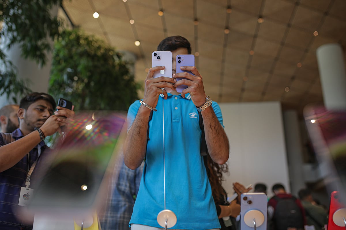A customer browses iPhones at an Apple store.Photographer: Dhiraj Singh/Bloomberg