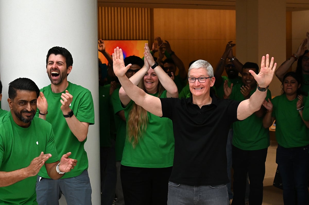 Tim Cook greets customers during the opening of the new Apple Saket store in New Delhi, India, on April 20.Photographer: Prakash Singh/Bloomberg