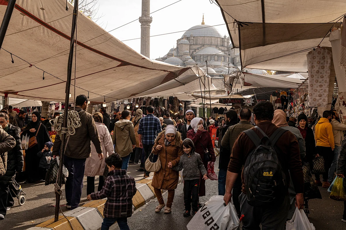Shoppers at the Wednesday Market in Istanbul.Photographer: Nicole Tung/Bloomberg