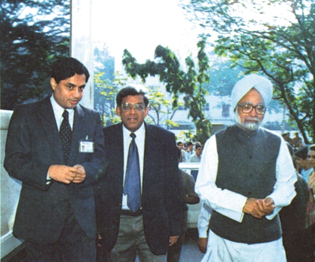 <div class="paragraphs"><p>A file photo of Aditya Puri, former HDFC Bank CEO; and Deepak Parekh, chairman of HDFC Ltd., with then Finance Minister Manmohan Singh at the inauguration of HDFC Bank in 1995. (Photo: HDFC Ltd.)</p></div>