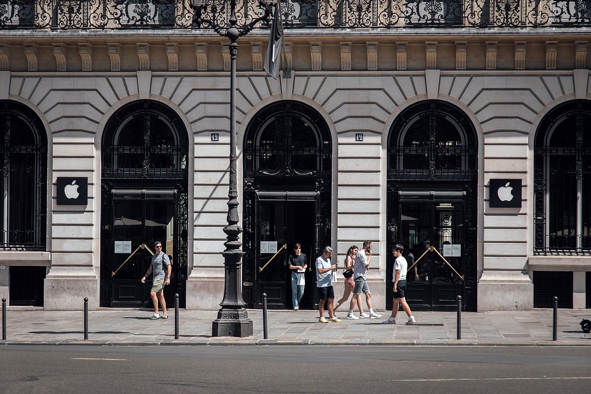 An Apple Inc. store in the Opera district in Paris.Photographer: Cyril Marcilhacy/Bloomberg