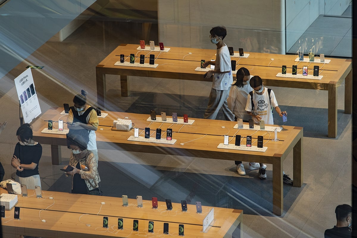 Customers shop inside an Apple store in Beijing.Photographer: Qilai Shen/Bloomberg