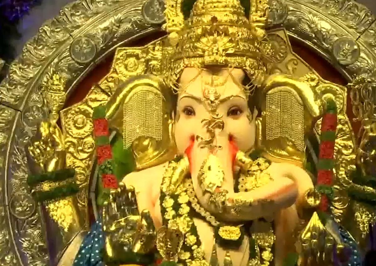 <div class="paragraphs"><p>"Golden Ganesha" installed by GSB Seva Mandal. Pic/Screengrab from the video from ANI</p></div>