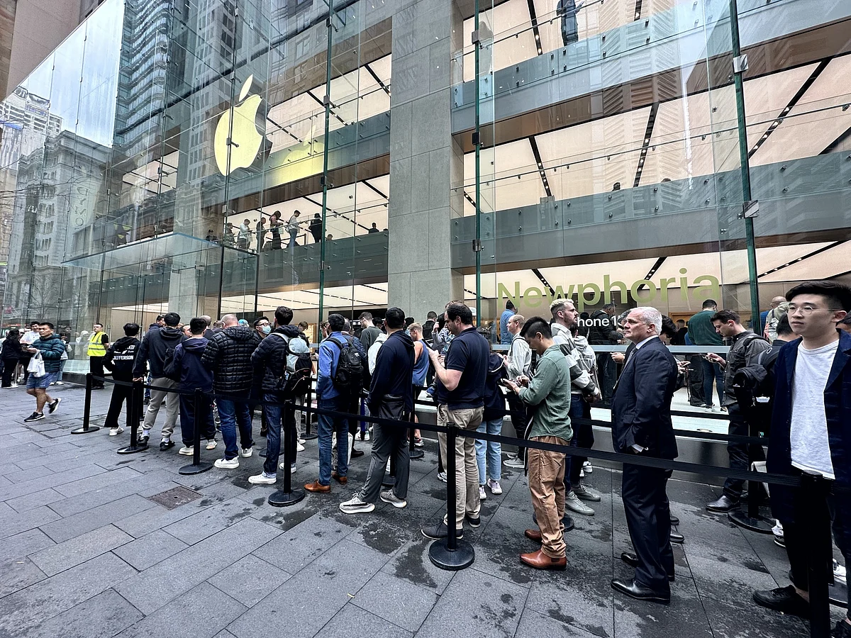 Queues at the George Street Apple Store in Sydney.Photographer: Keira Wright/Bloomberg
