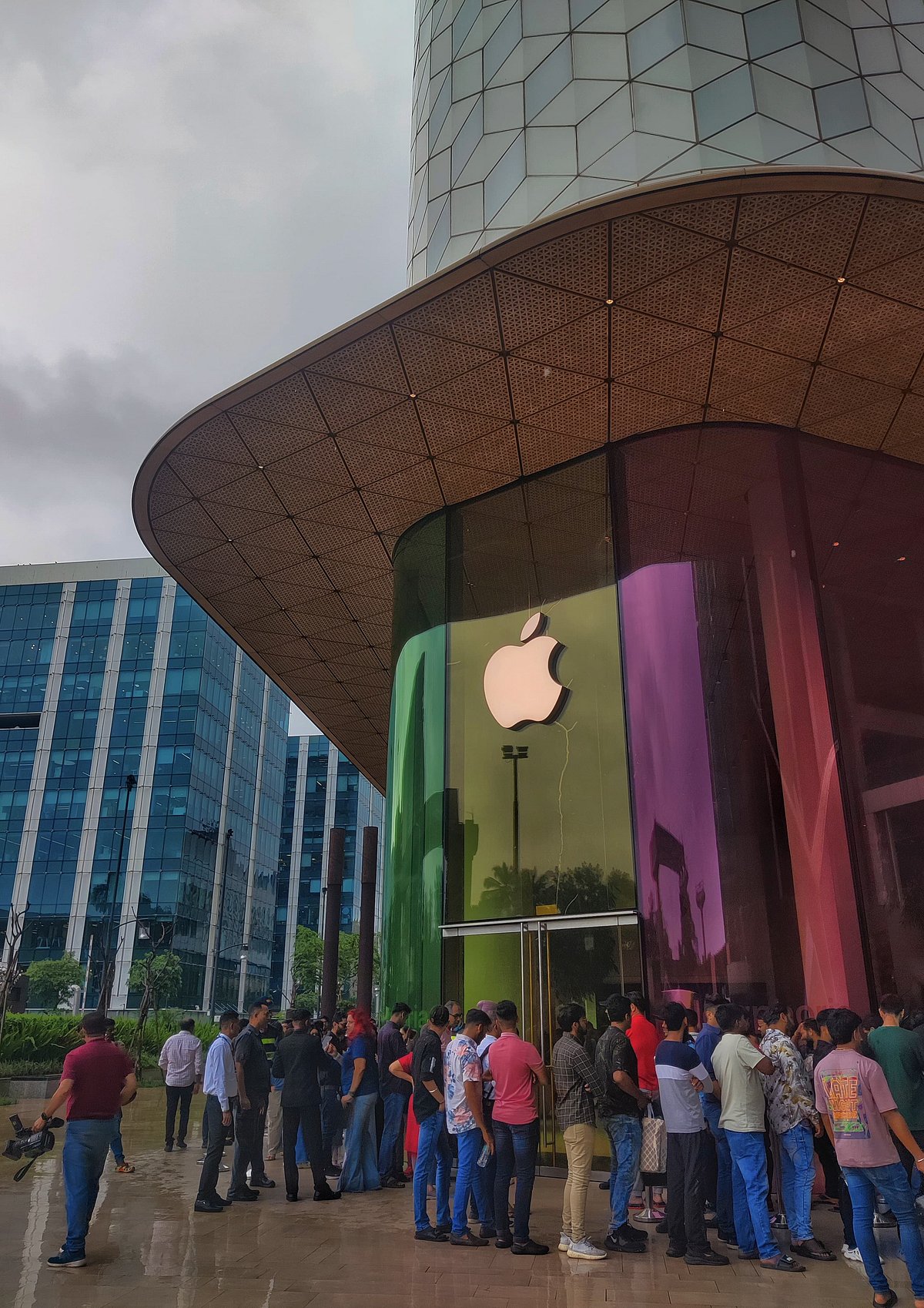 <div class="paragraphs"><p>Queues outside the Apple store in Mumbai on Friday, Sept. 22. (Source: Vishal Patel/BQ Prime)</p></div>