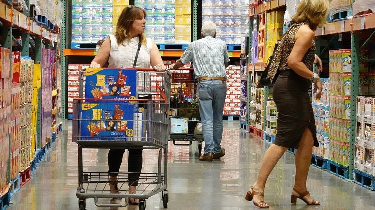 U.S. Consumer Confidence Decreases For First Time In Four Months