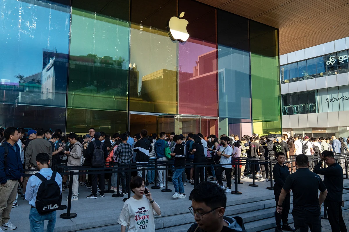 Queues at an Apple store in Beijing.Source: Bloomberg